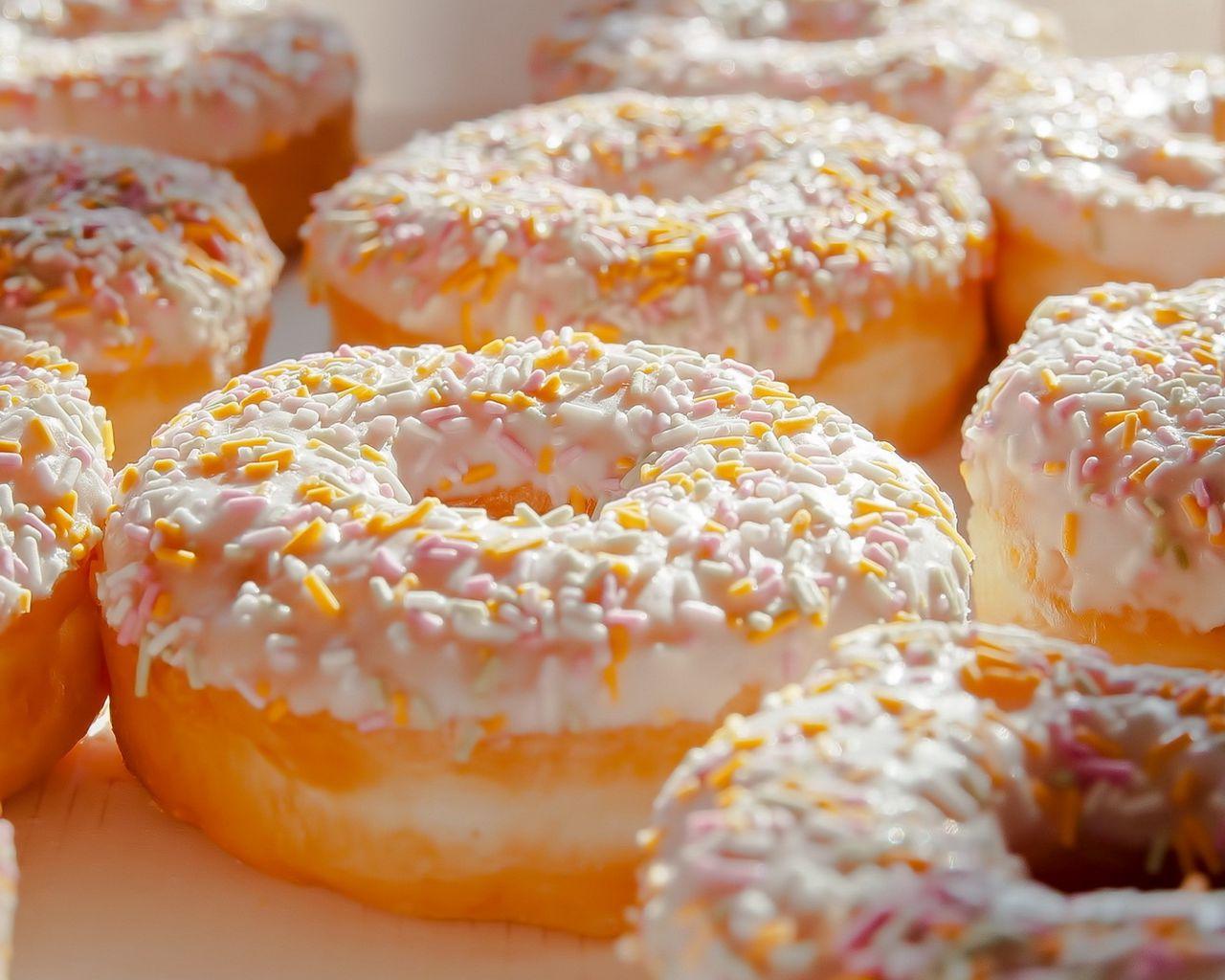 1280x1024 Download wallpaper 1280x1024 donuts, macro, sprinkling, sweet standard 5:4 HD background