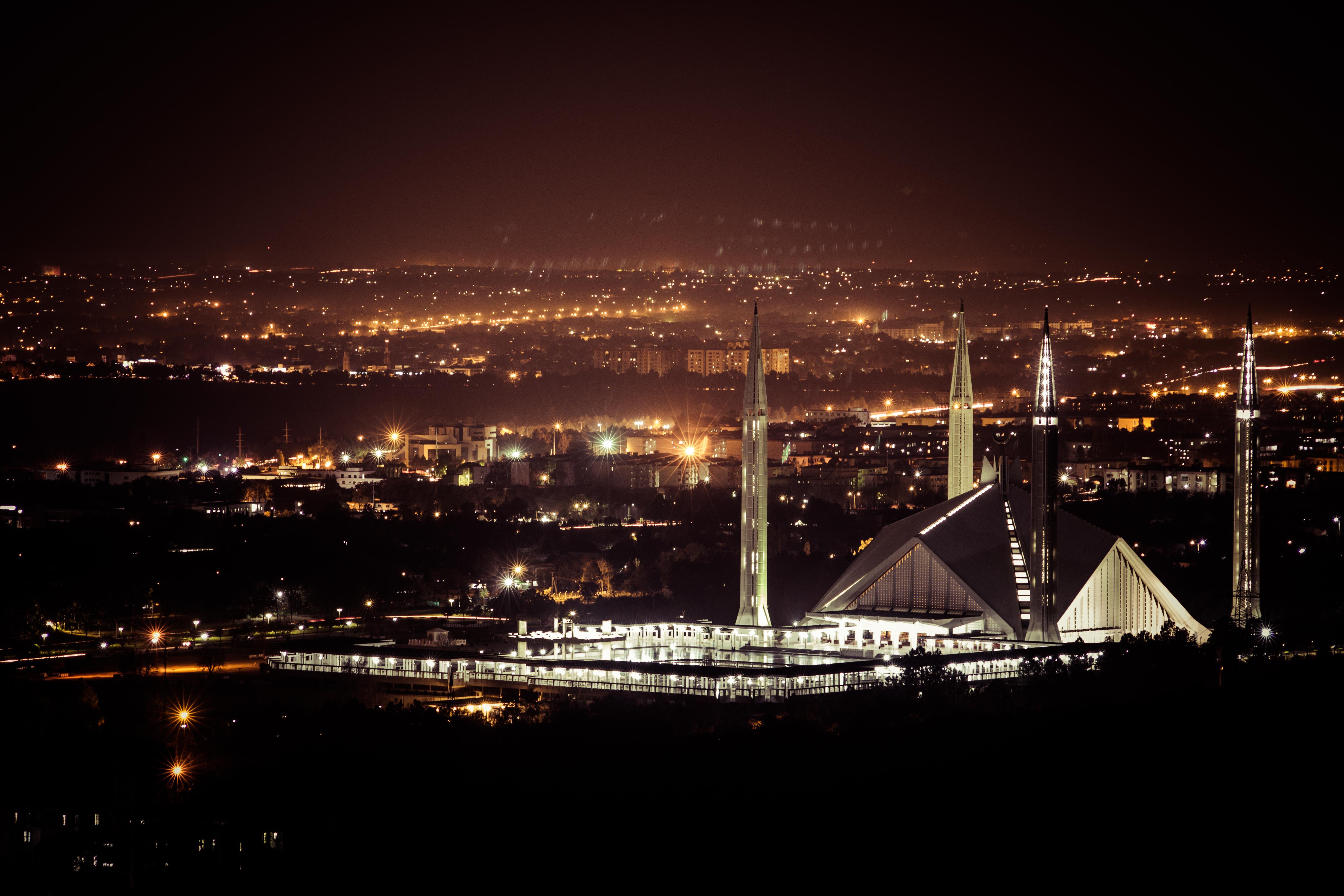 5184x3456 Night view of Faisal Mosque long