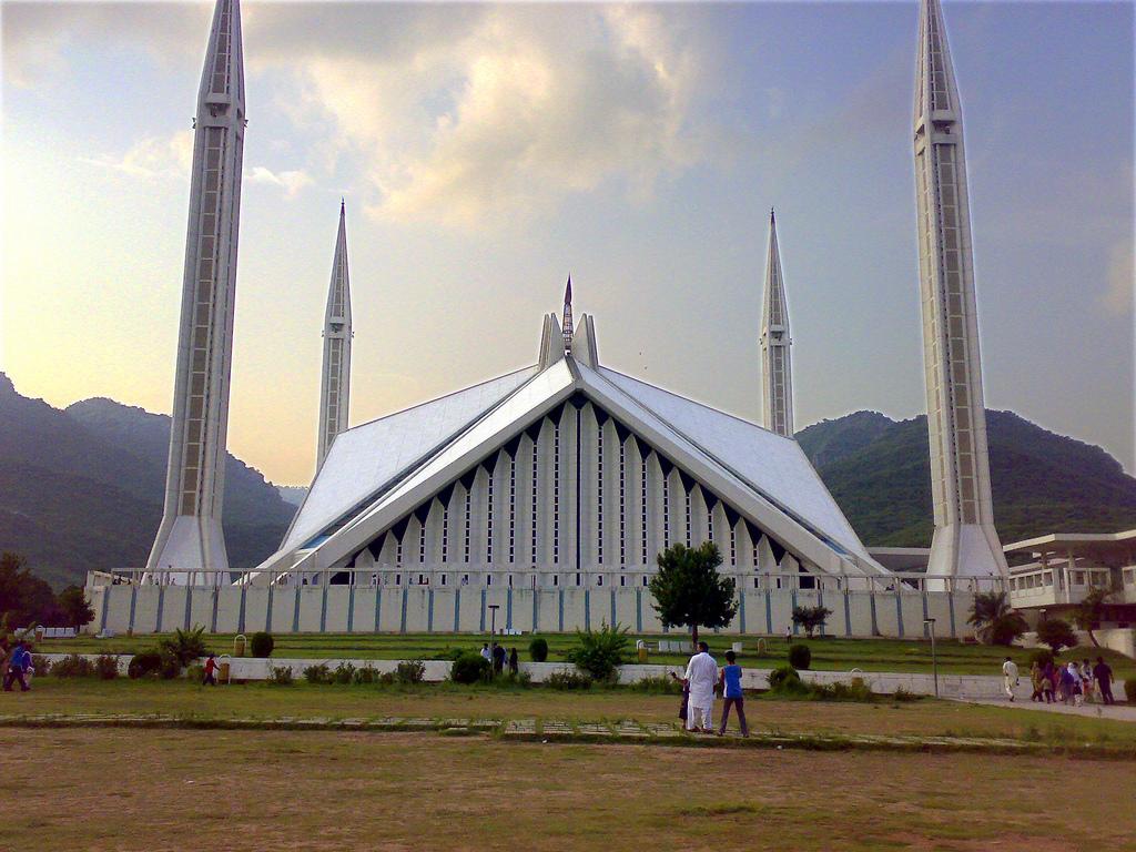 1024x768 A Symbol of Pakistan