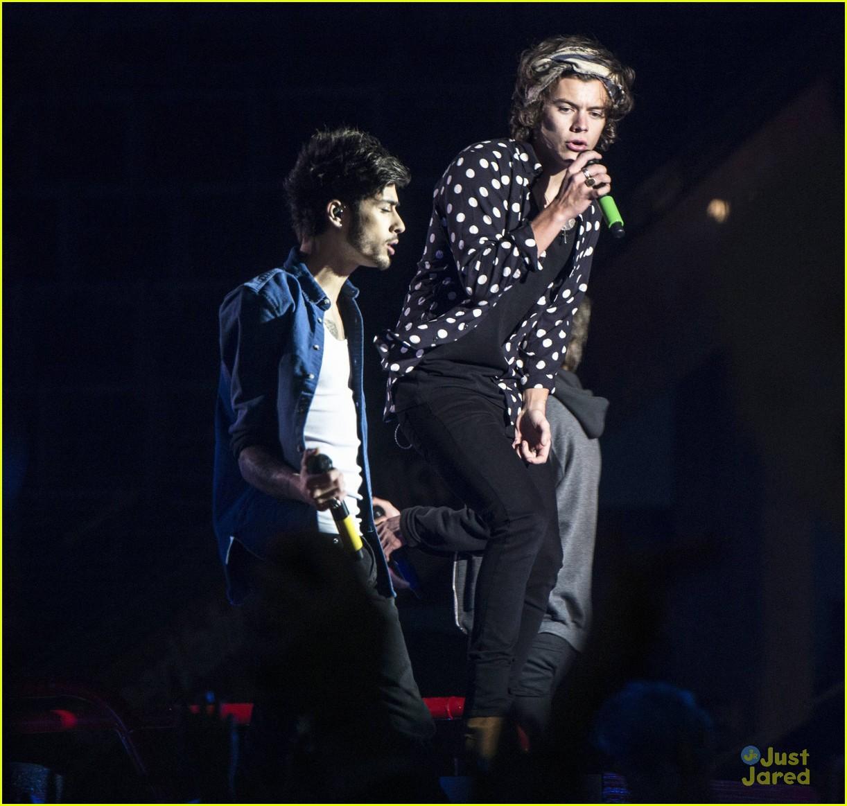 1222x1163 Harry Styles Gives Thumbs Up To Fans at Croke Park Concert Night One!: Photo 679190. Harry Styles, Liam Payne, Louis Tomlinson, Niall Horan, One Direction, Zayn Malik Picture. Just Jared Jr