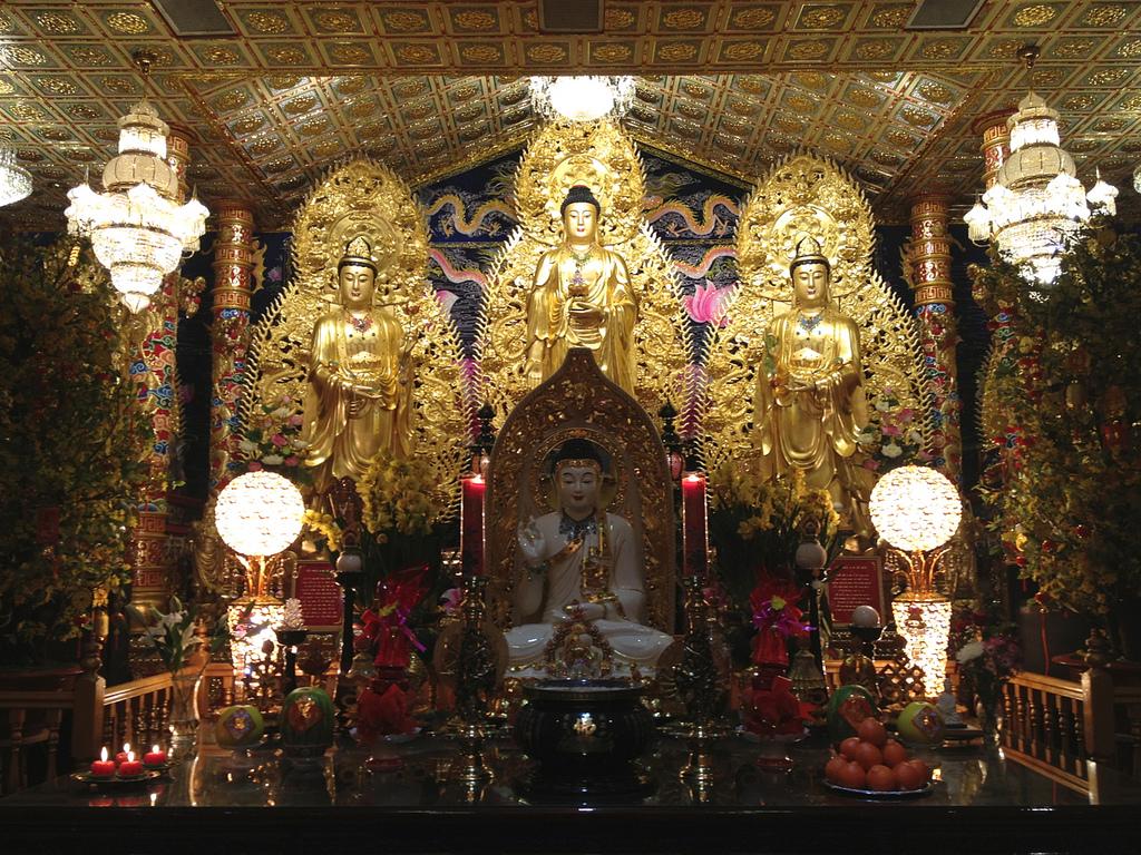 1024x768 Vietnamese Buddhist temple main