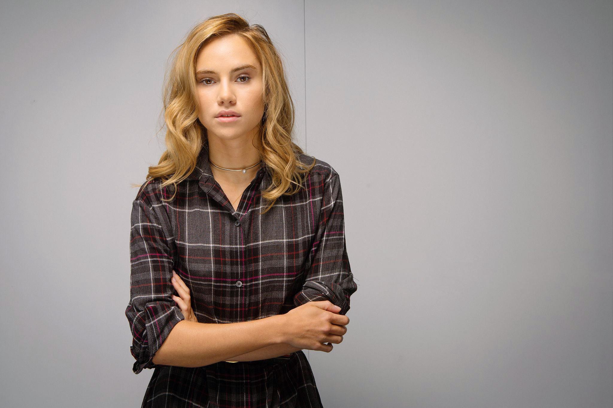 2048x1365 Download Brown Eyes English Blonde Model Actress Celebrity Suki Waterhouse HD Wallpaper