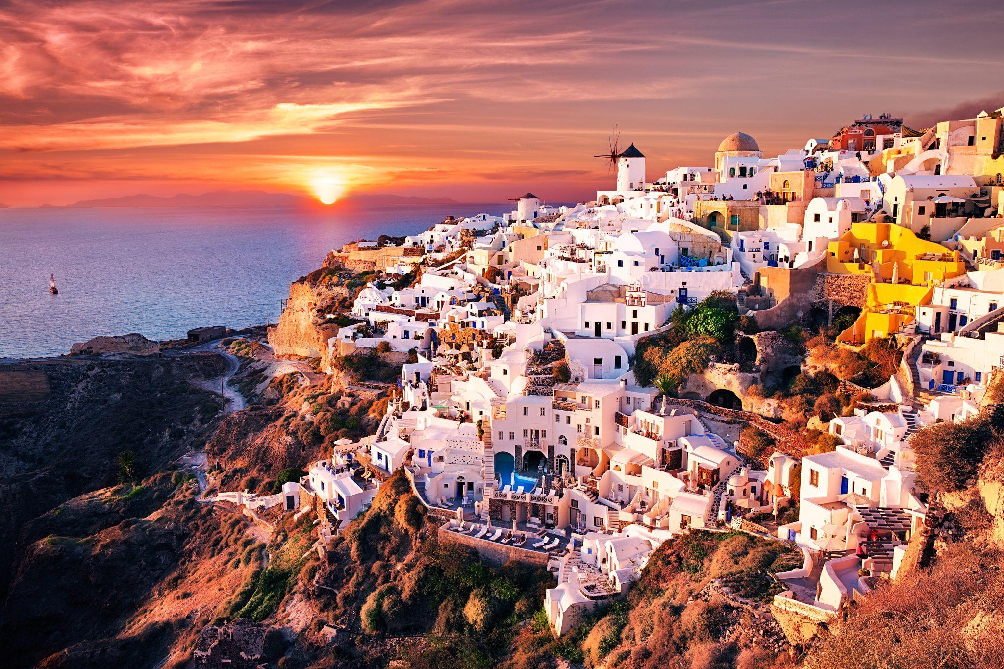 2048x1365 Santorini Town Wallpaper