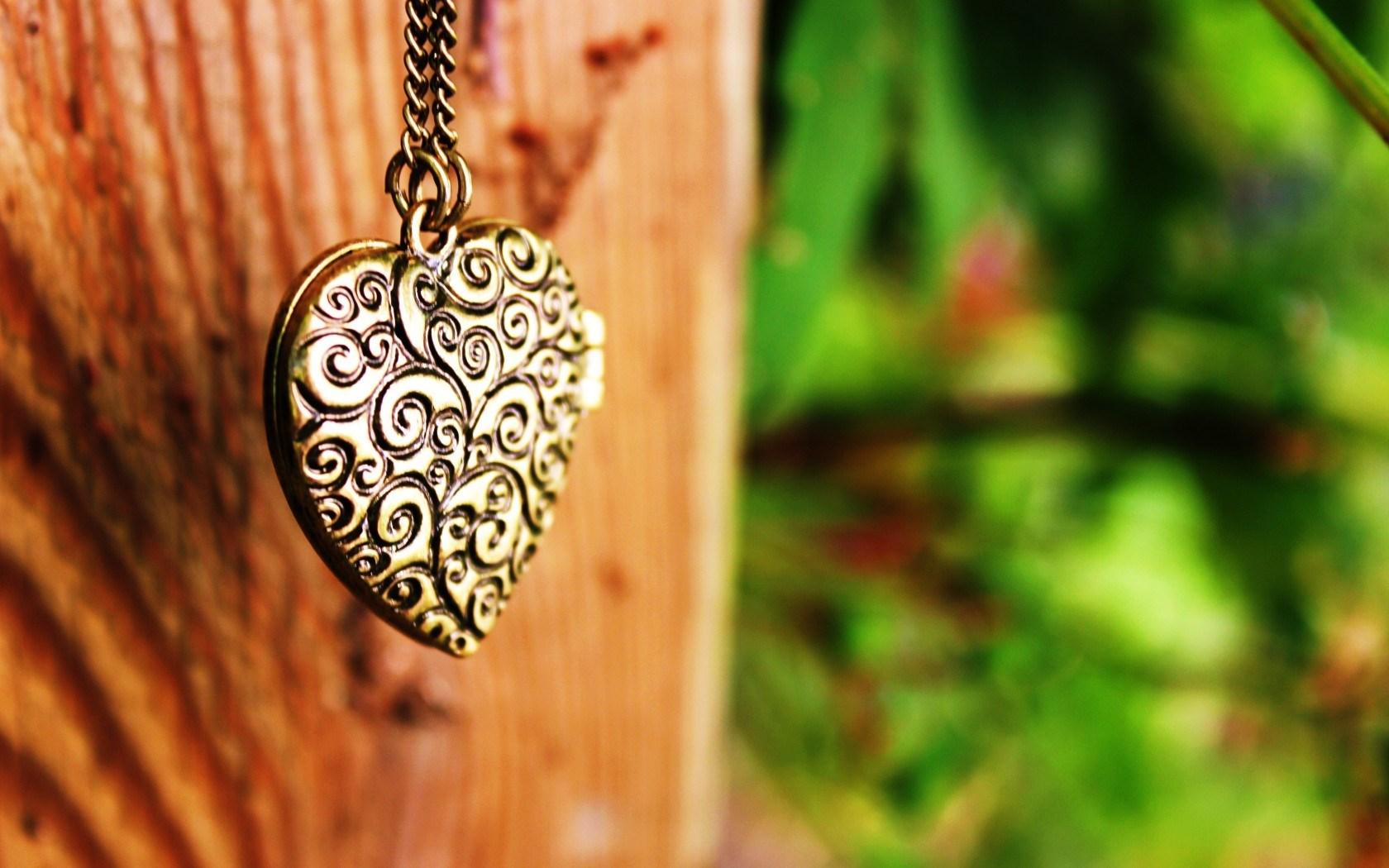 1680x1050 Heart Pendant Jewelry
