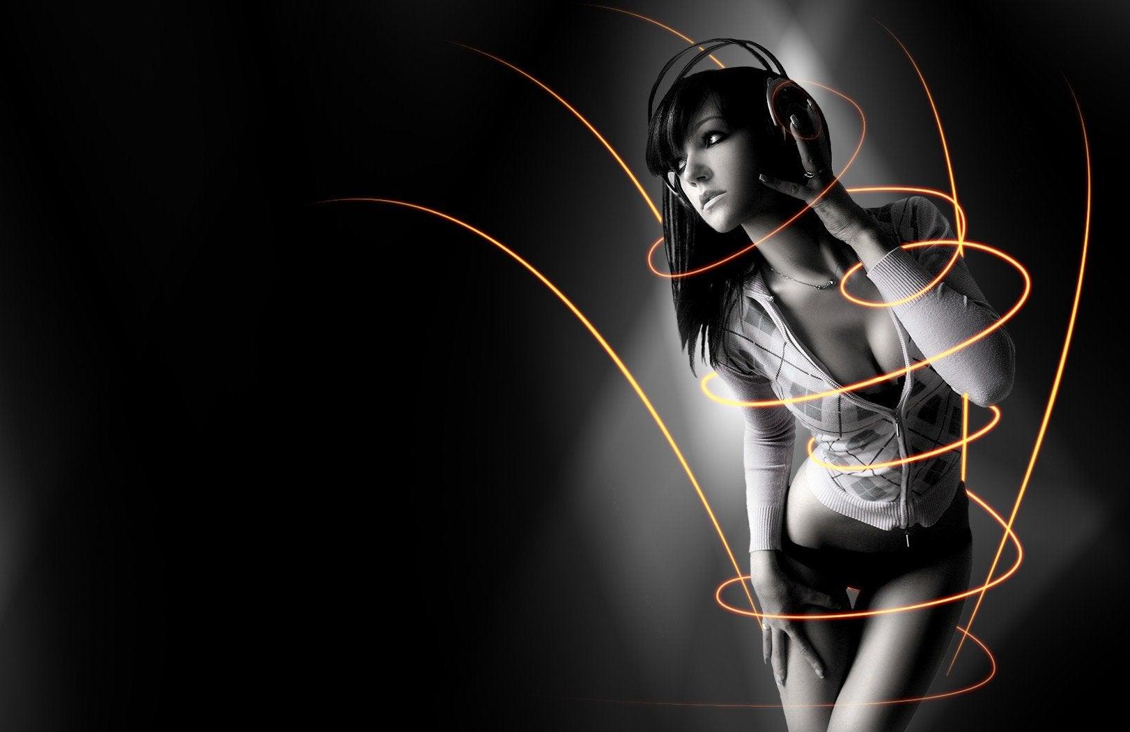 1622x1050 Girl With Headphones