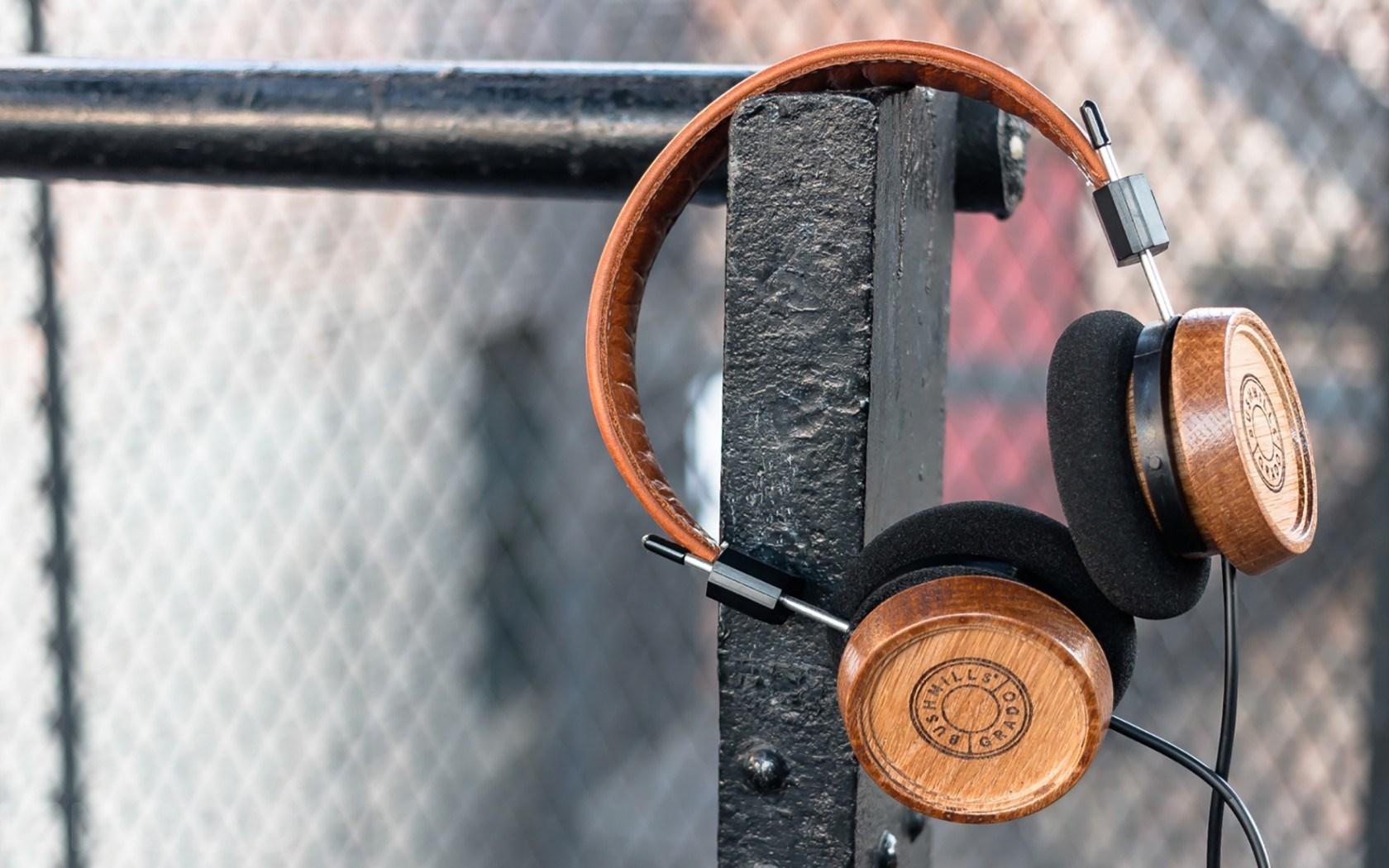 1680x1050 HD Headphone Wallpaper