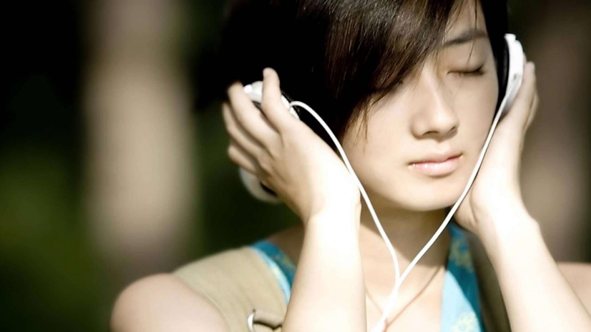 1920x1080 Girl Headphones Wallpaper 17912