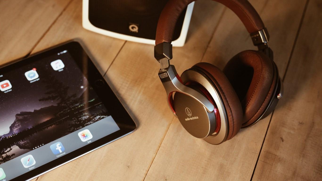 1366x768 Download 1366x768 iPad, Headphones, Apple, Audio Technica Wallpaper for Laptop, Notebook