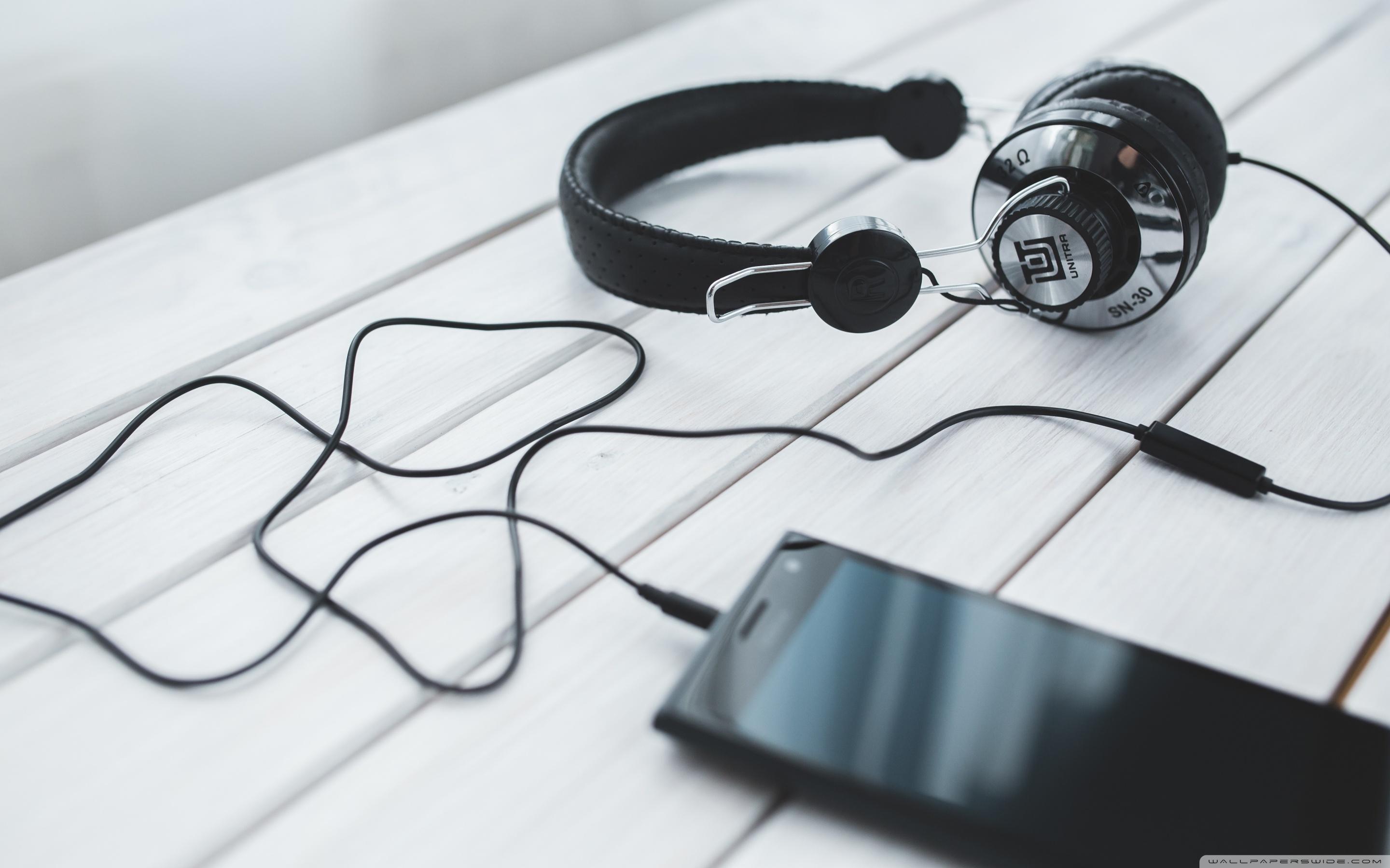 2880x1800 Listening To Music Headphones Ultra HD Desktop Background Wallpaper for 4K UHD TV : Widescreen & UltraWide Desktop & Laptop : Tablet