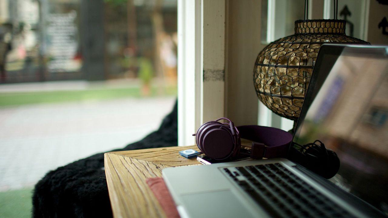 1280x720 Wallpaper laptop, headset, skype, window, modern hd, picture, image