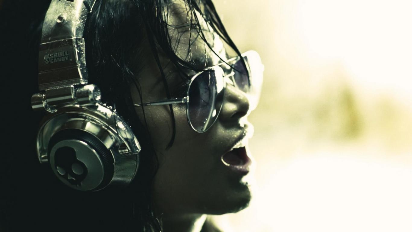 1366x768 Headphones wallpaper 1366x768 (laptop) desktop background