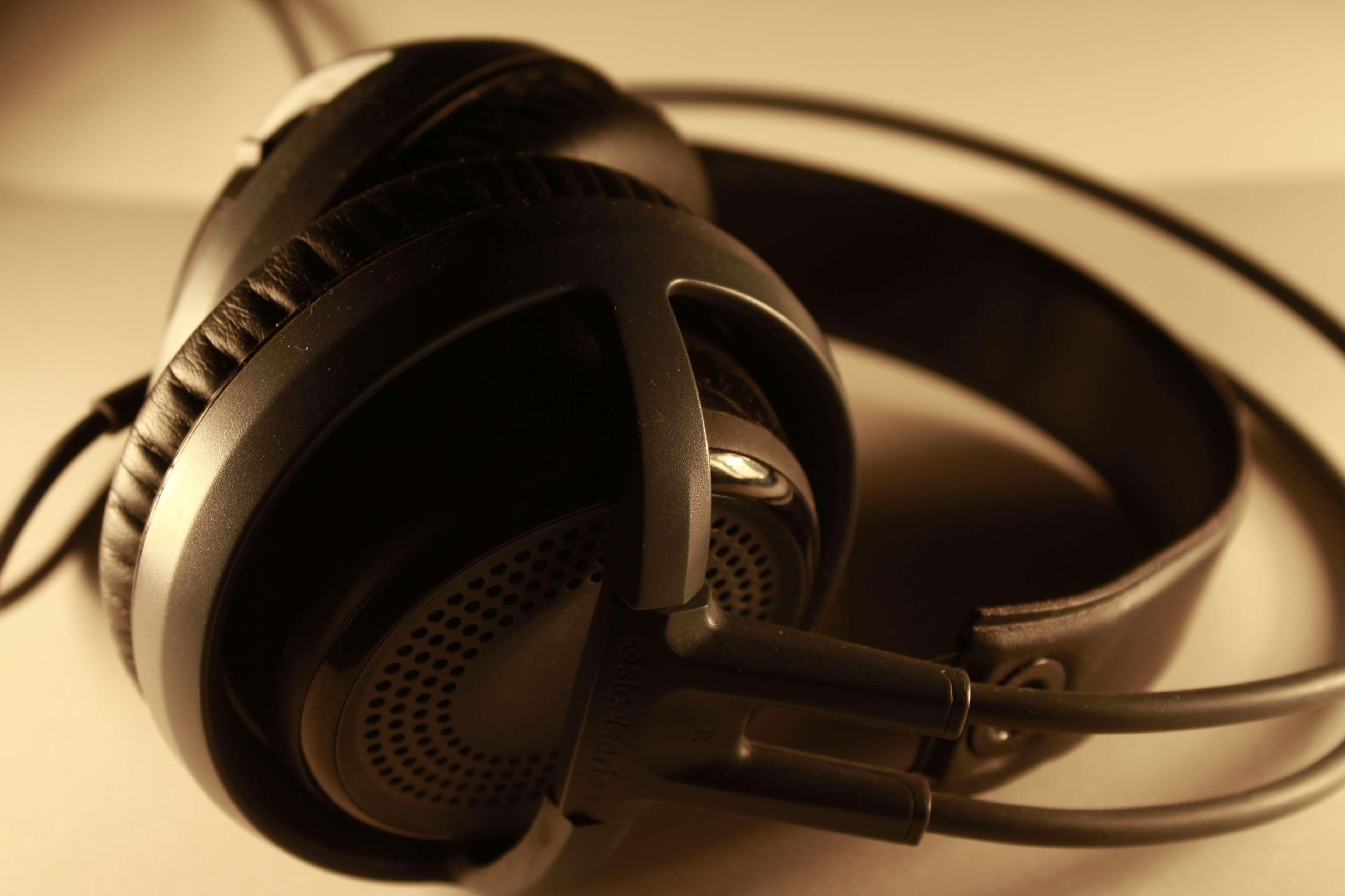 3840x2560 brand, headphones, macro, product, shadow, vintage 4k wallpaper