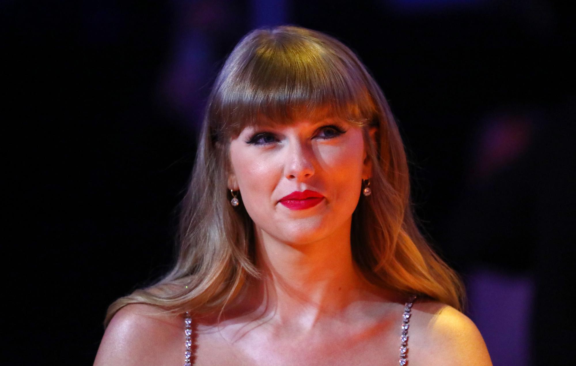 2000x1270 Taylor Swift shares preview of 'Red (Taylor's Version)' title track