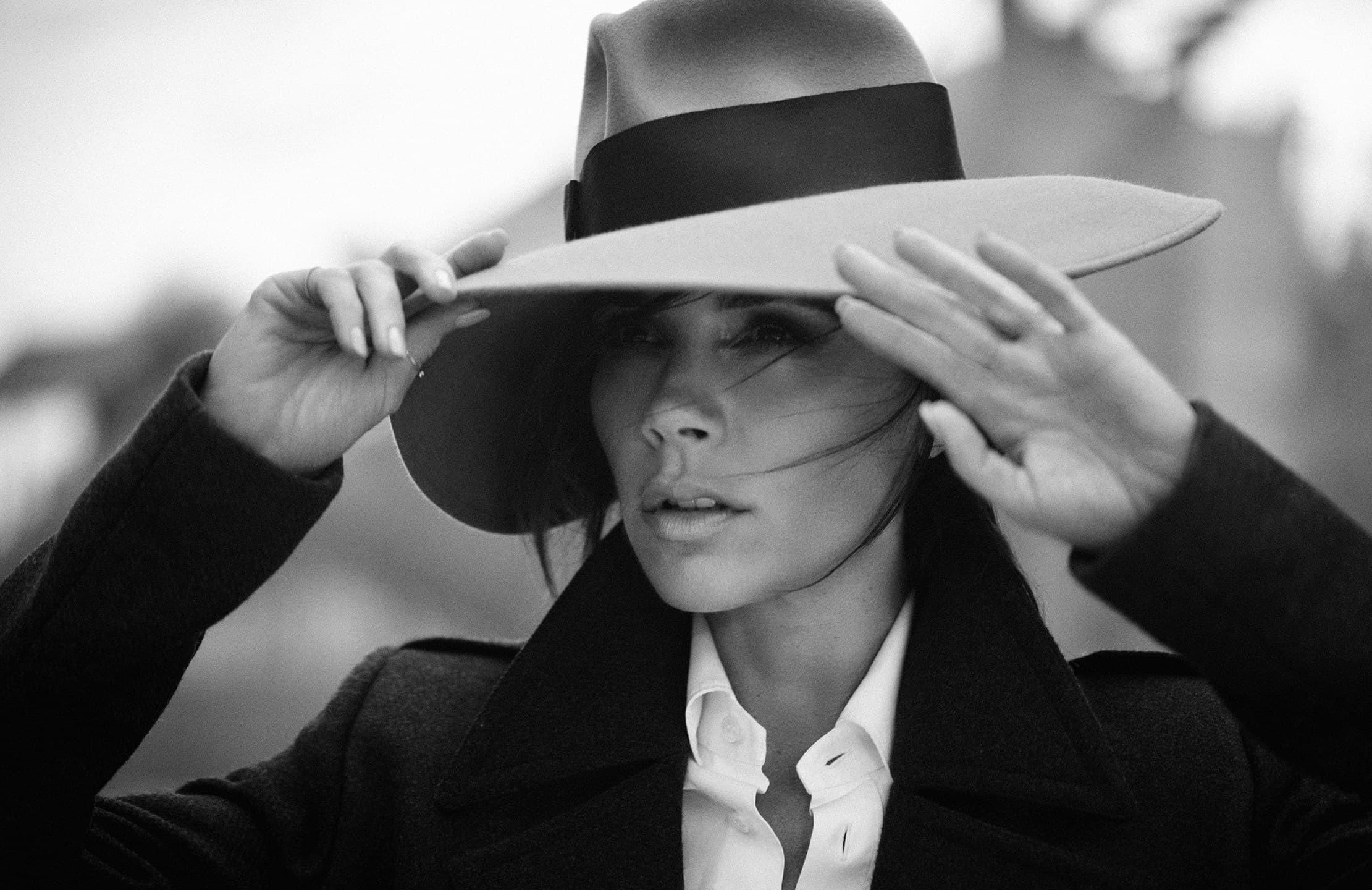 2221x1440 Victoria Beckham Wallpaper