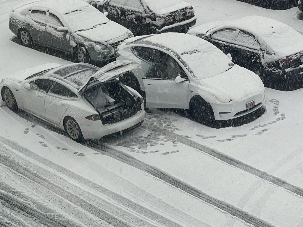 1024x768 Tesla mobile technician dedicated to service during holiday snow storm
