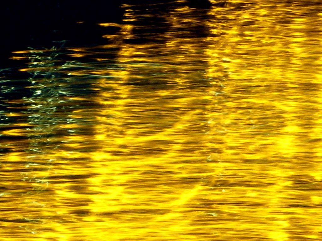 1024x768 Liquid gold. Amsterdam at night. (Explore)