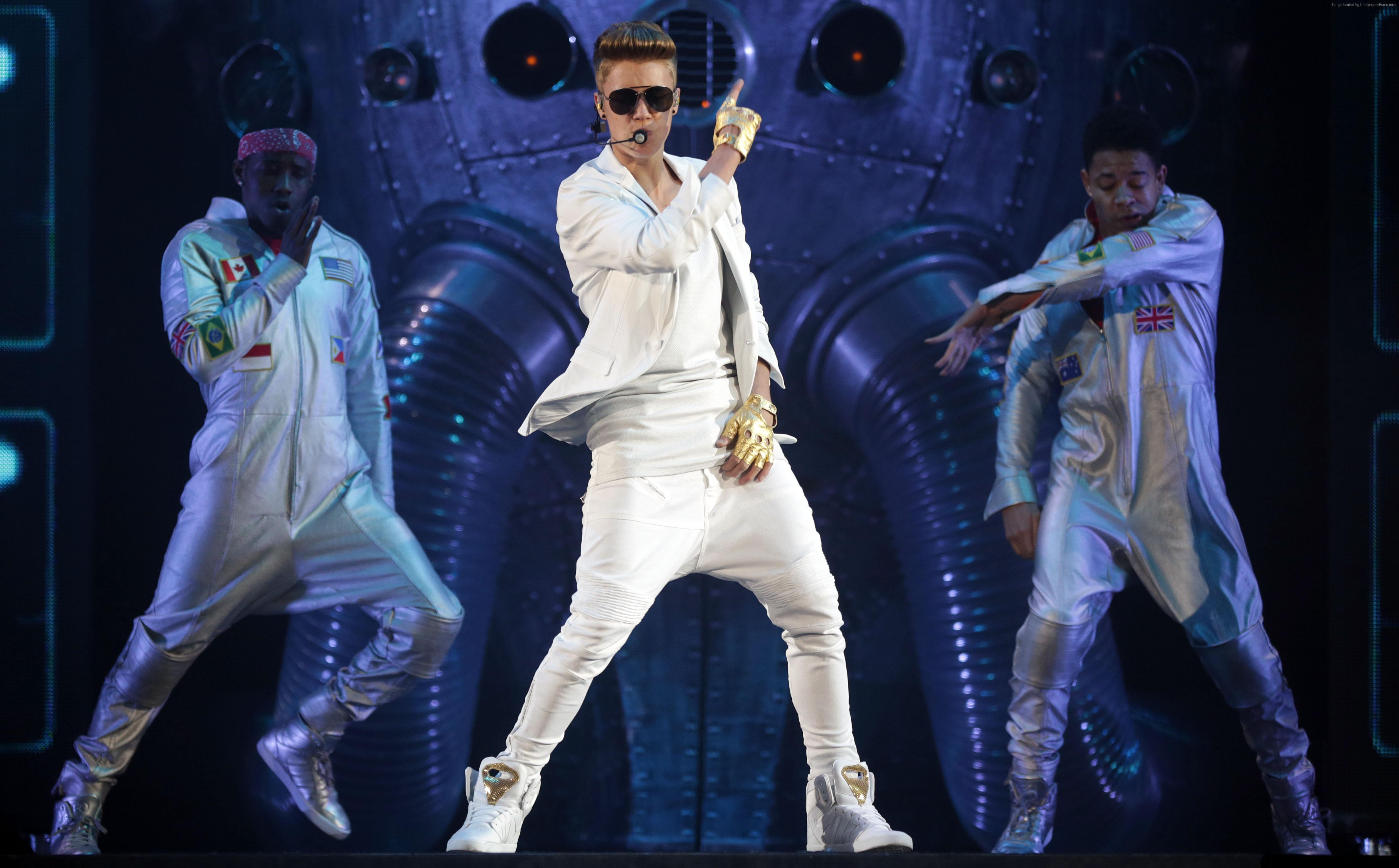 5028x3120 #jeans, #music, #white, #sneakers, #T Shirt, #Justin Drew Bieber, #artists, #concert, #jacket, #golden Gloves, #Justin Bieber HD Wallpaper