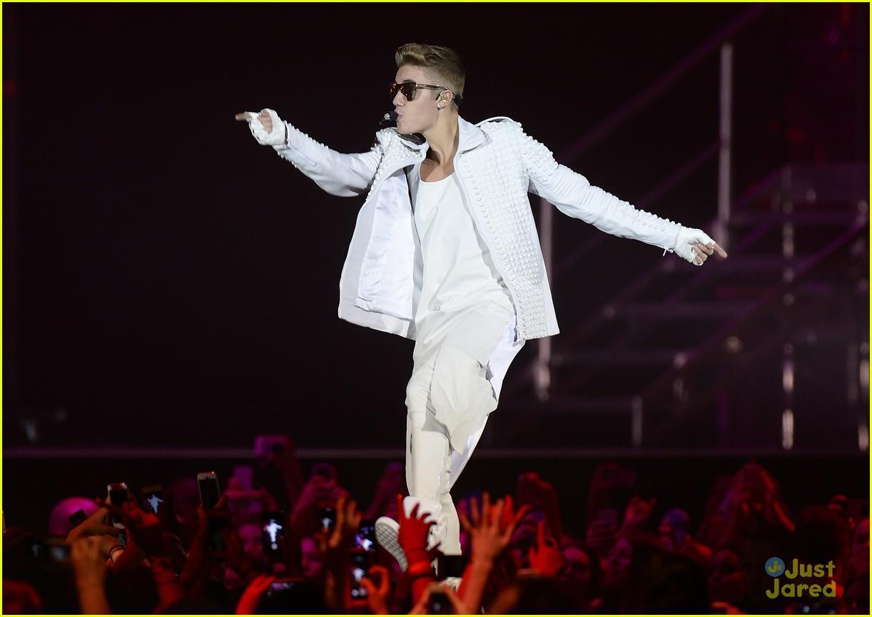 Пальто поет на сцене. Джастин Бибер Concert. Justin Bieber концерт 2022. Justin Bieber 2015 концерт. Джастин Бибер 2022 на сцене.