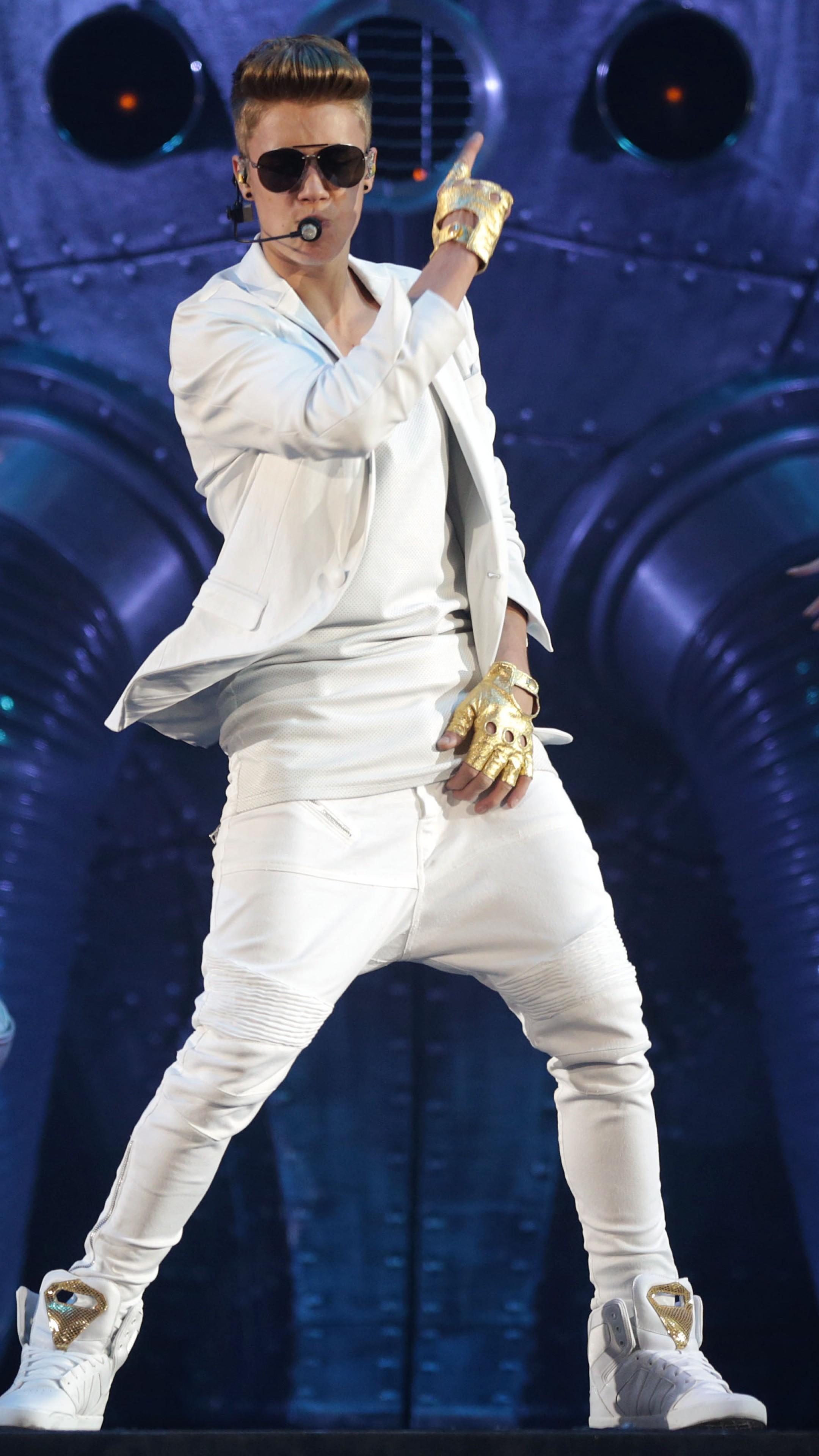 2160x3840 Wallpaper Justin Bieber, Justin Drew Bieber, Artists, Music, Golden Gloves, White, Jeans, T Shirt, Jacket, Sneakers, Concert, Music