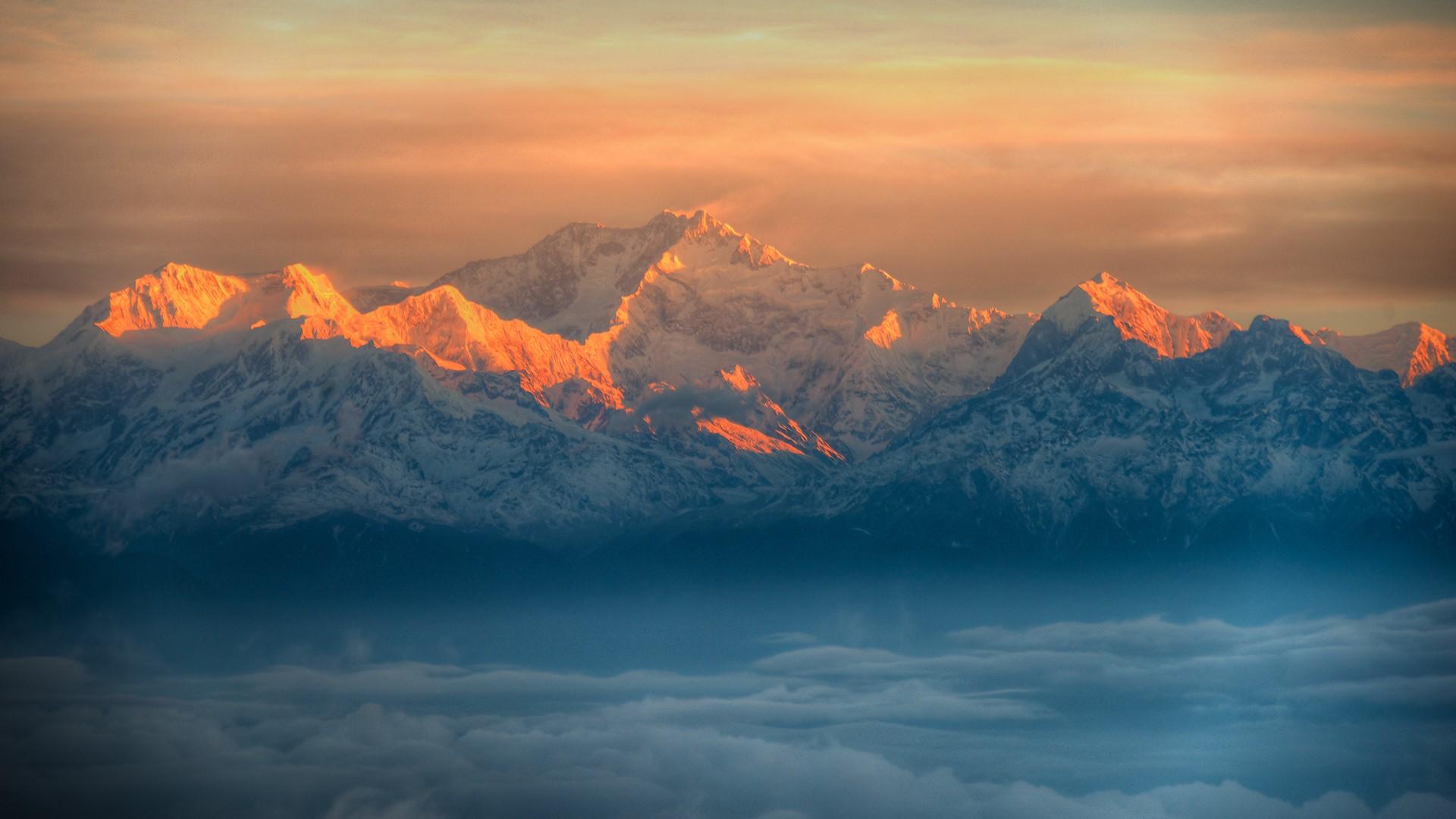 1920x1080 View of Kangchenjunga peak from Tiger Hill, Darjeeling, West Bengal, India. Windows 10 Spotlight Image
