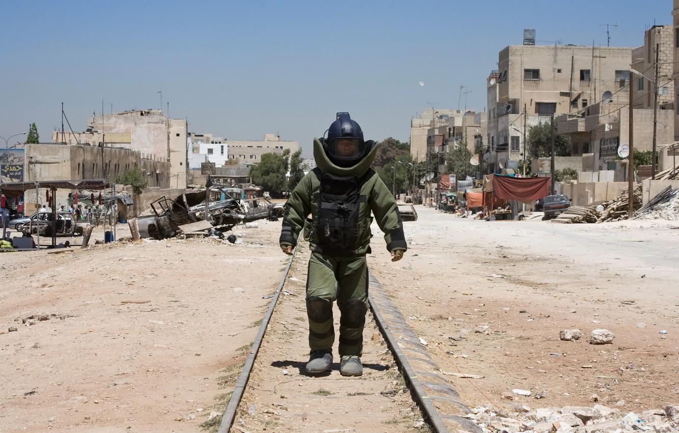 1332x850 Wallpaper the city, the film, protective suit, Guy Pearce, The Hurt Locker, Matt Thompson, minesweeper image for desktop, section фильмы