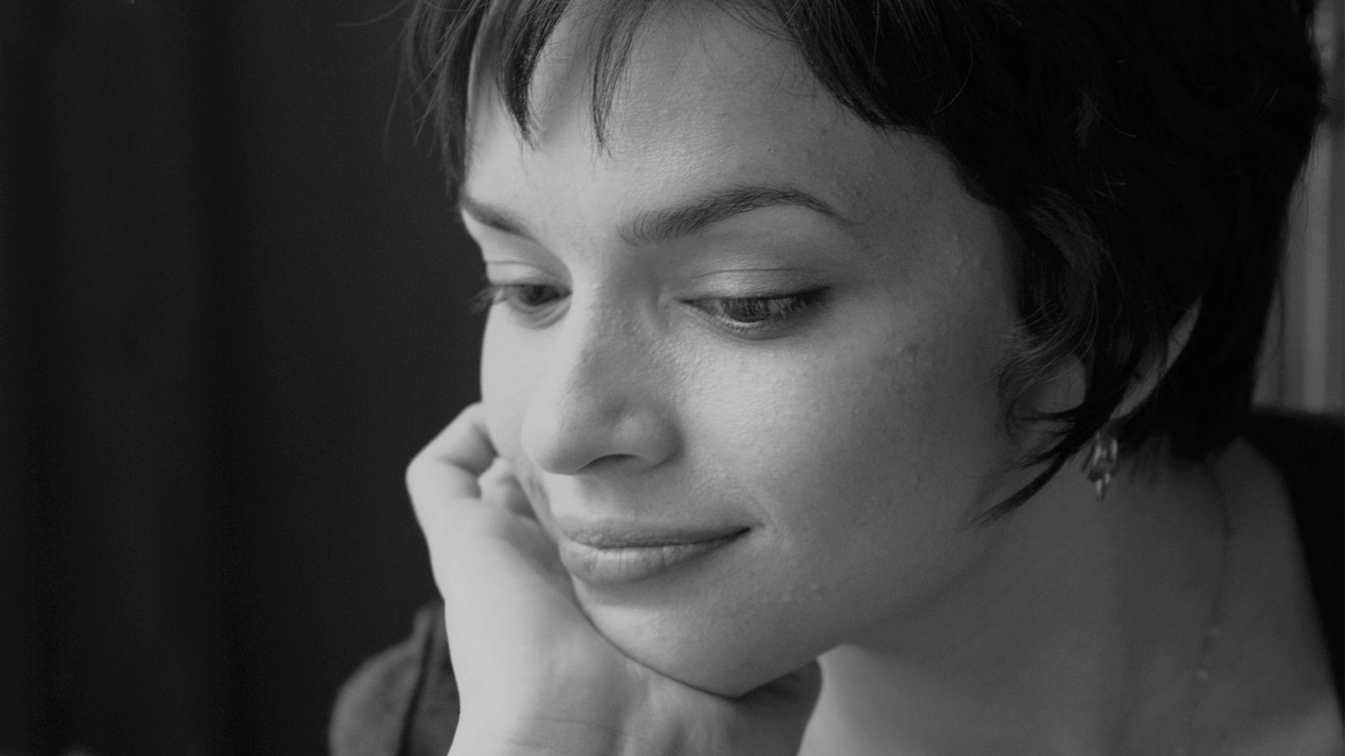 1920x1080 Download wallpaper 1920x1080 norah jones, girl, smile, hand, look HD