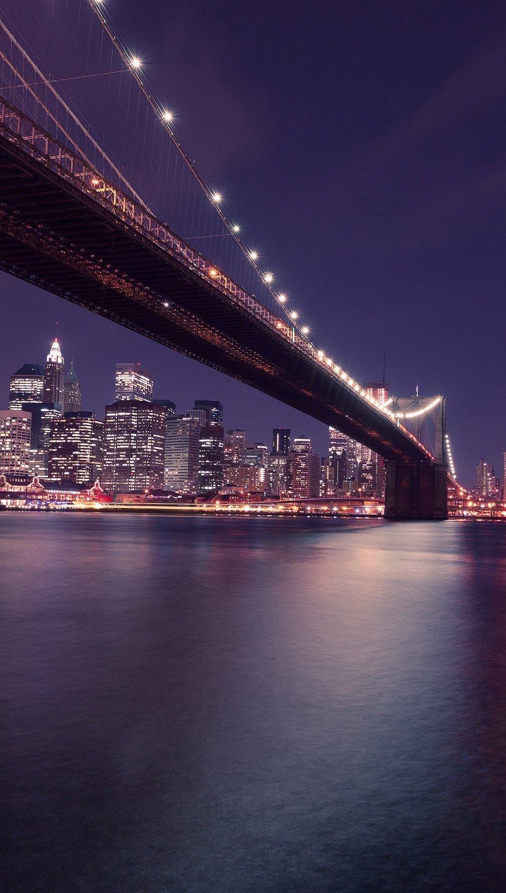 1020x1800 Brooklyn Bridge to Manhattan in New York Wallpaper