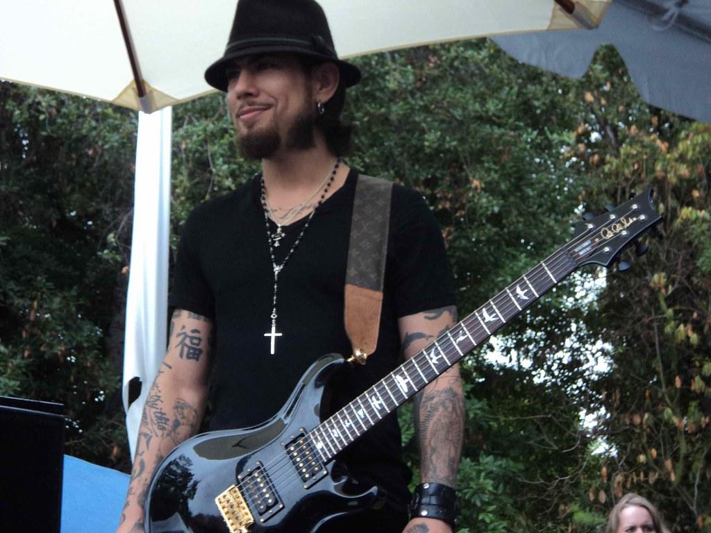 1024x768 Dave Navarro. He is that good
