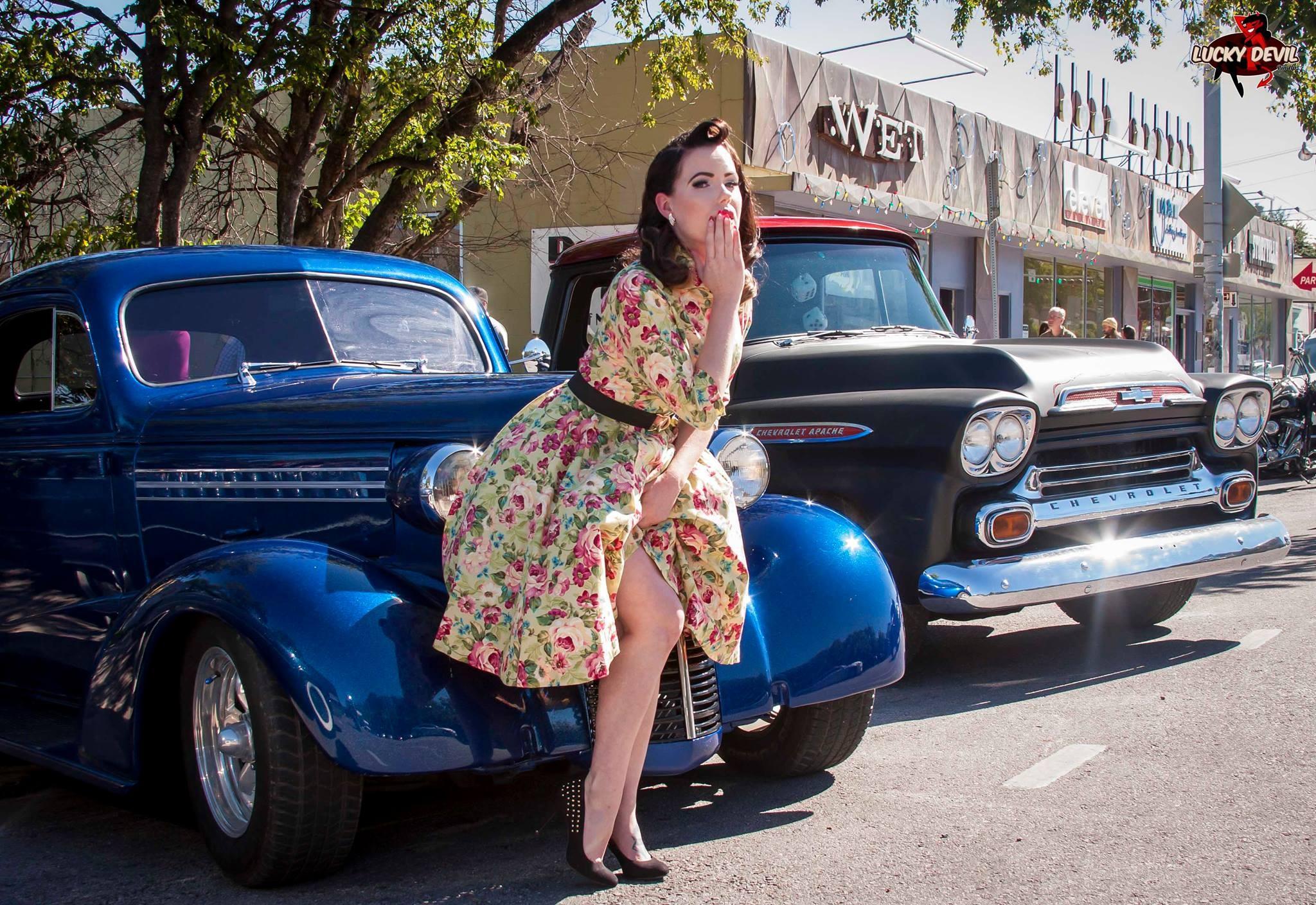 2048x1409 Vintage Cars And Women