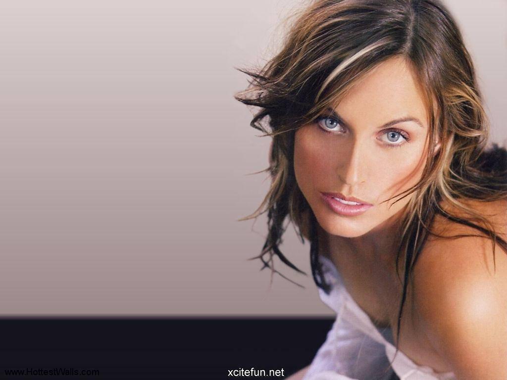 1024x768 Gorgeous Women Wallpaper