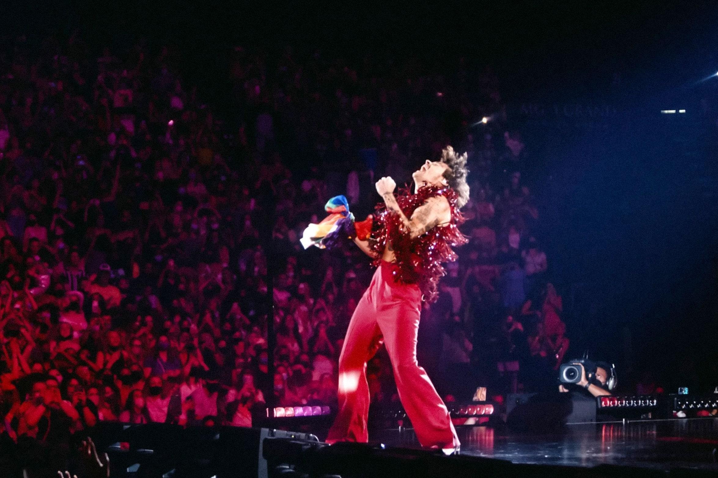 2349x1566 Fans Are Losing It Over Harry Styles's Love On Tour Outfits