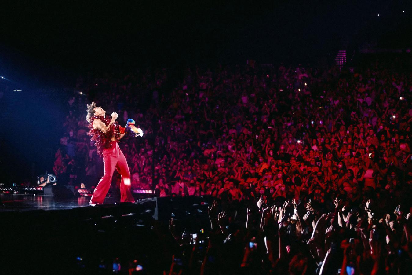 1349x900 Olivia Wilde supported Harry Styles at His 'Love On Tour' Show. List23: Latest U.S. News & Breaking World News