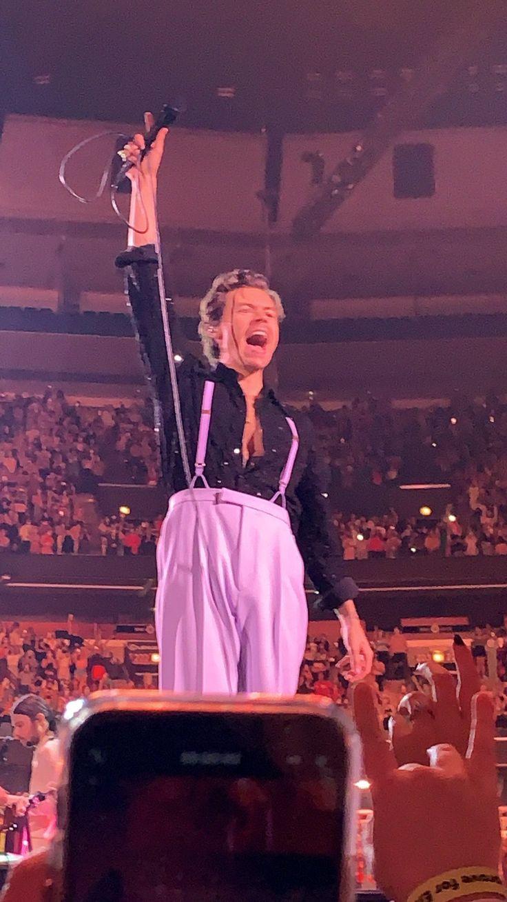 736x1308 HSD Love On Tour on Twitter. Love on tour, Harry styles love on tour, Chicago tours