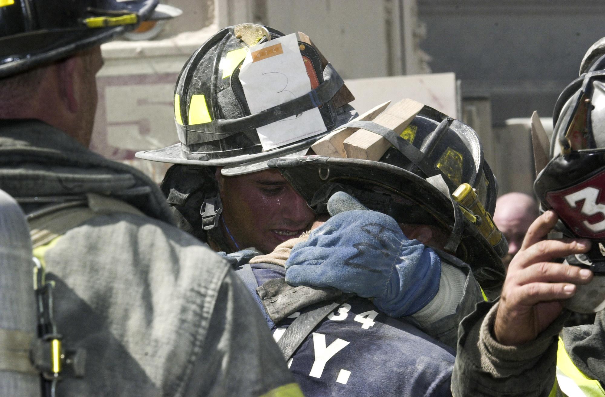 2000x1312 These Powerful Photo Capture The Bravery And Selflessness Of 9 11 First Responders