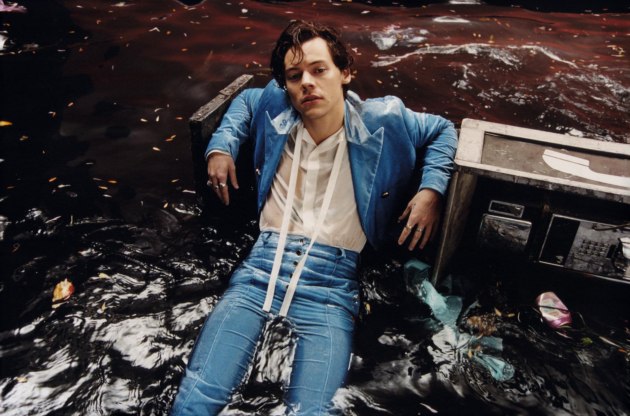 2048x1354 Harry Styles Fights the Spotlight on His Debut Solo Album
