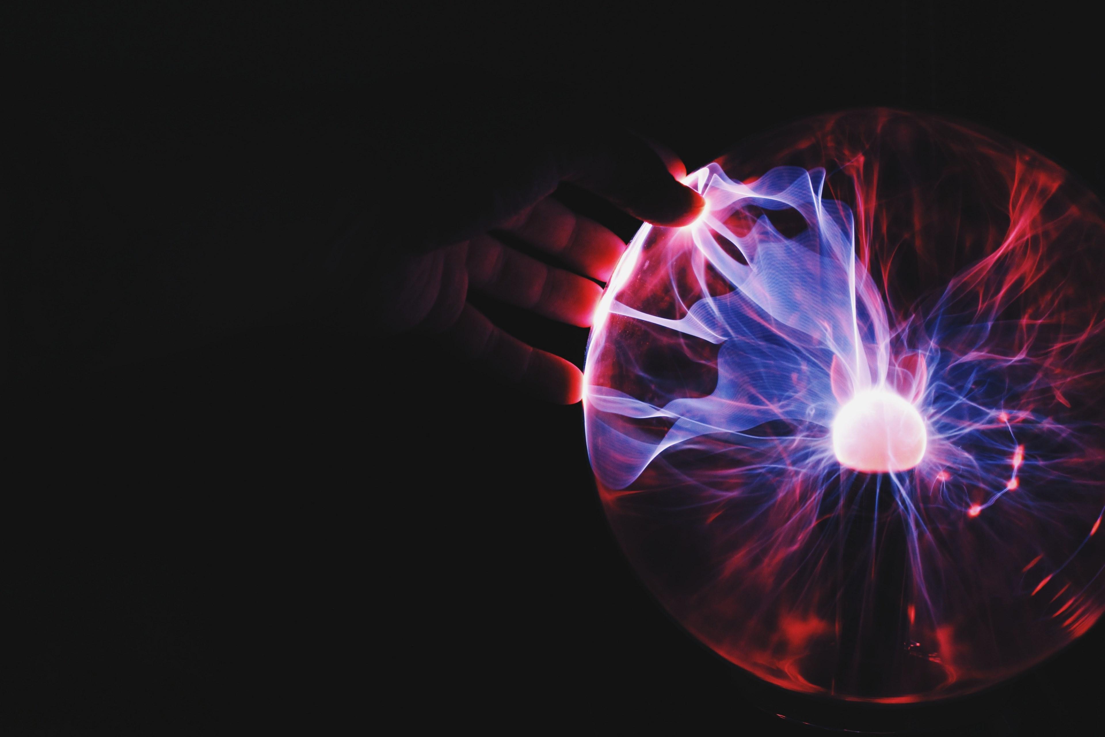 3840x2560 Wallpaper / a hand touching an orb pulsating with blue and red energy, orb of power 4k wallpaper