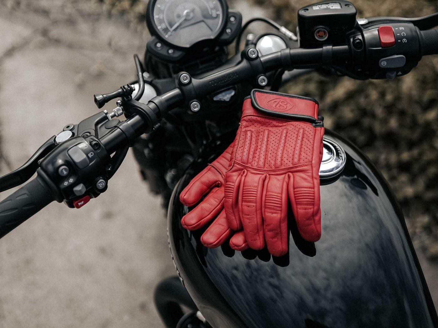 1400x1050 Download wallpaper 1400x1050 motorcycle, bike, gloves standard 4:3 HD background