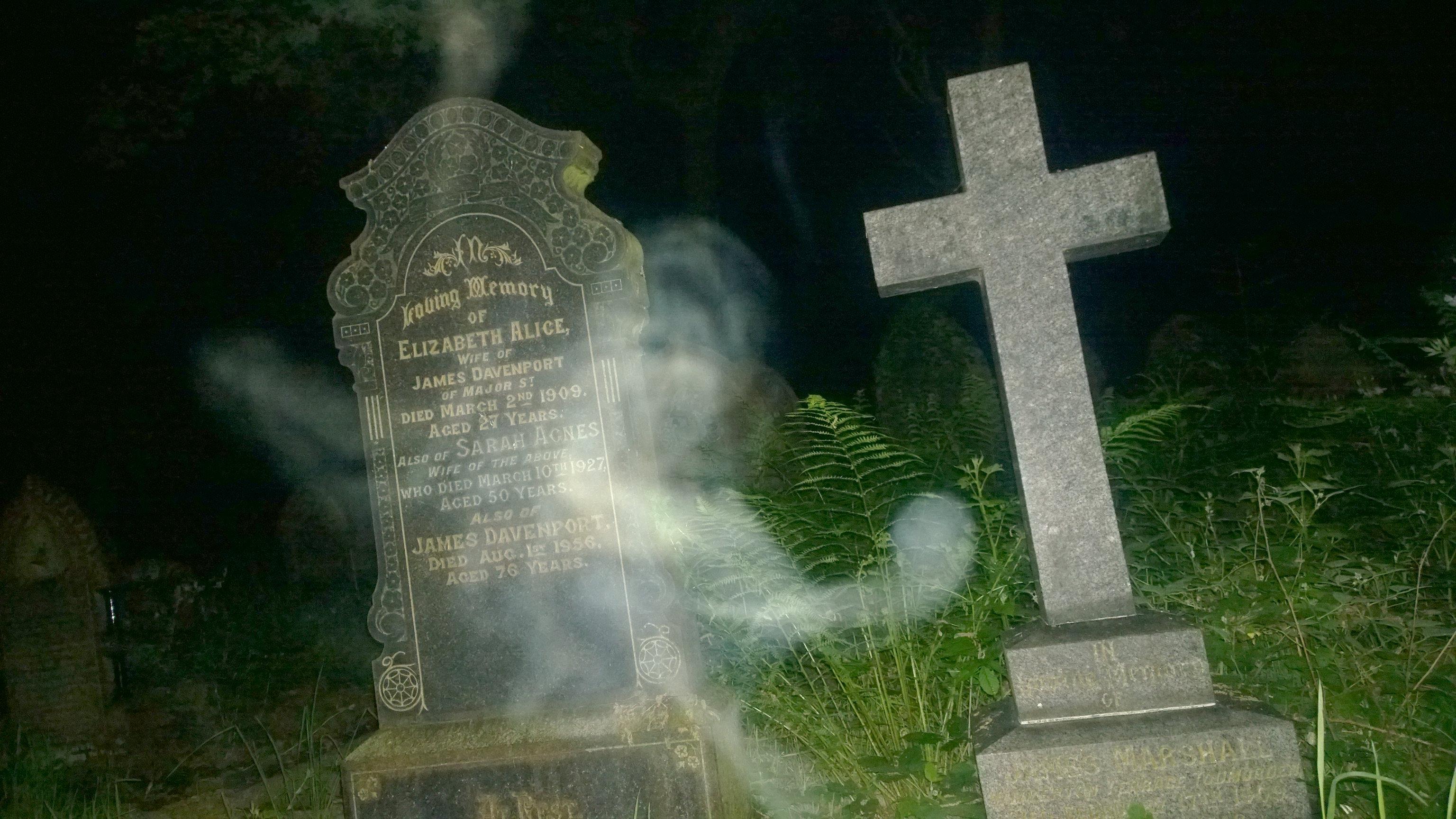 3072x1728 Spooky photo claims to show GHOST of dead woman hovering over her own grave