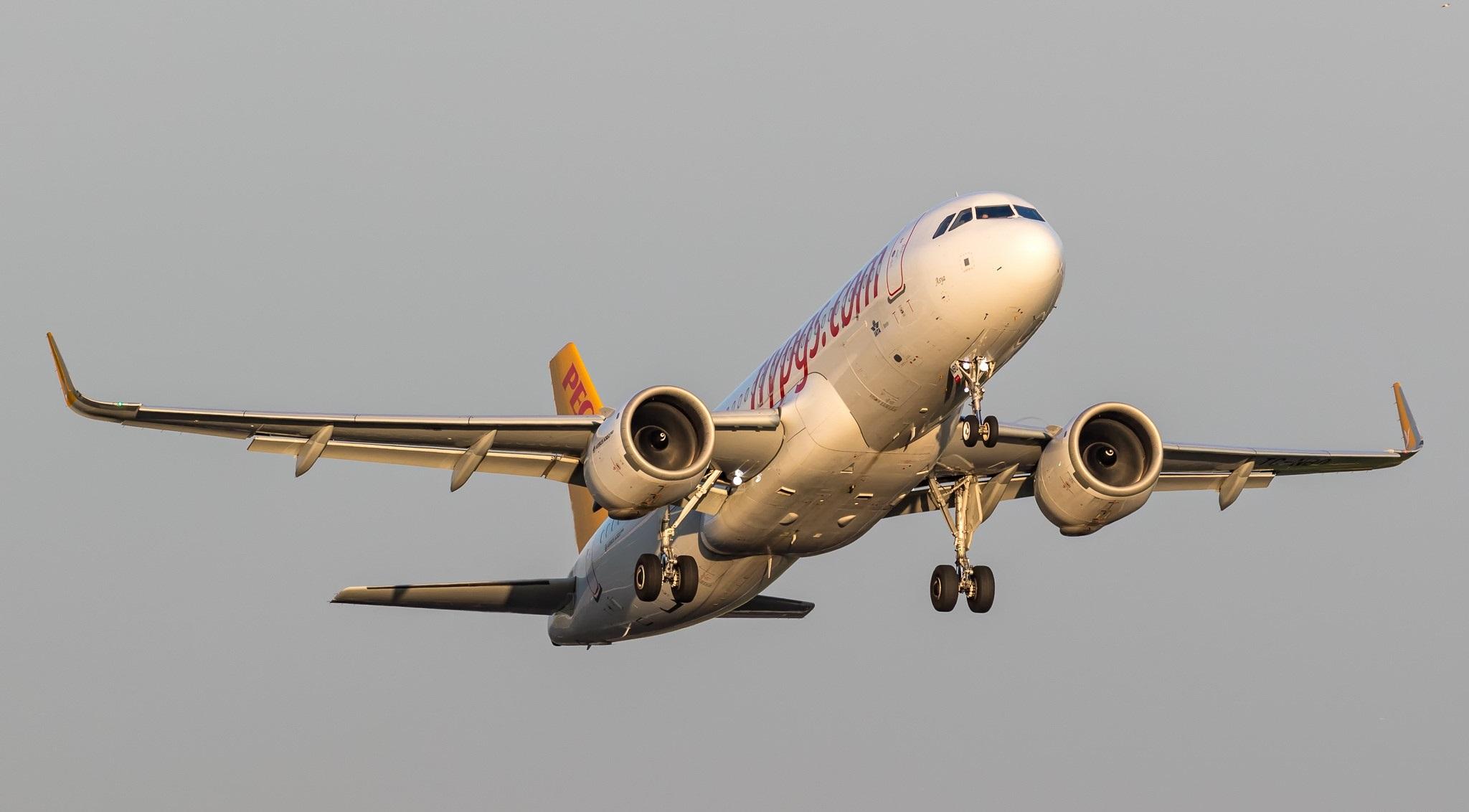 2048x1132 Airplane HD Wallpaper