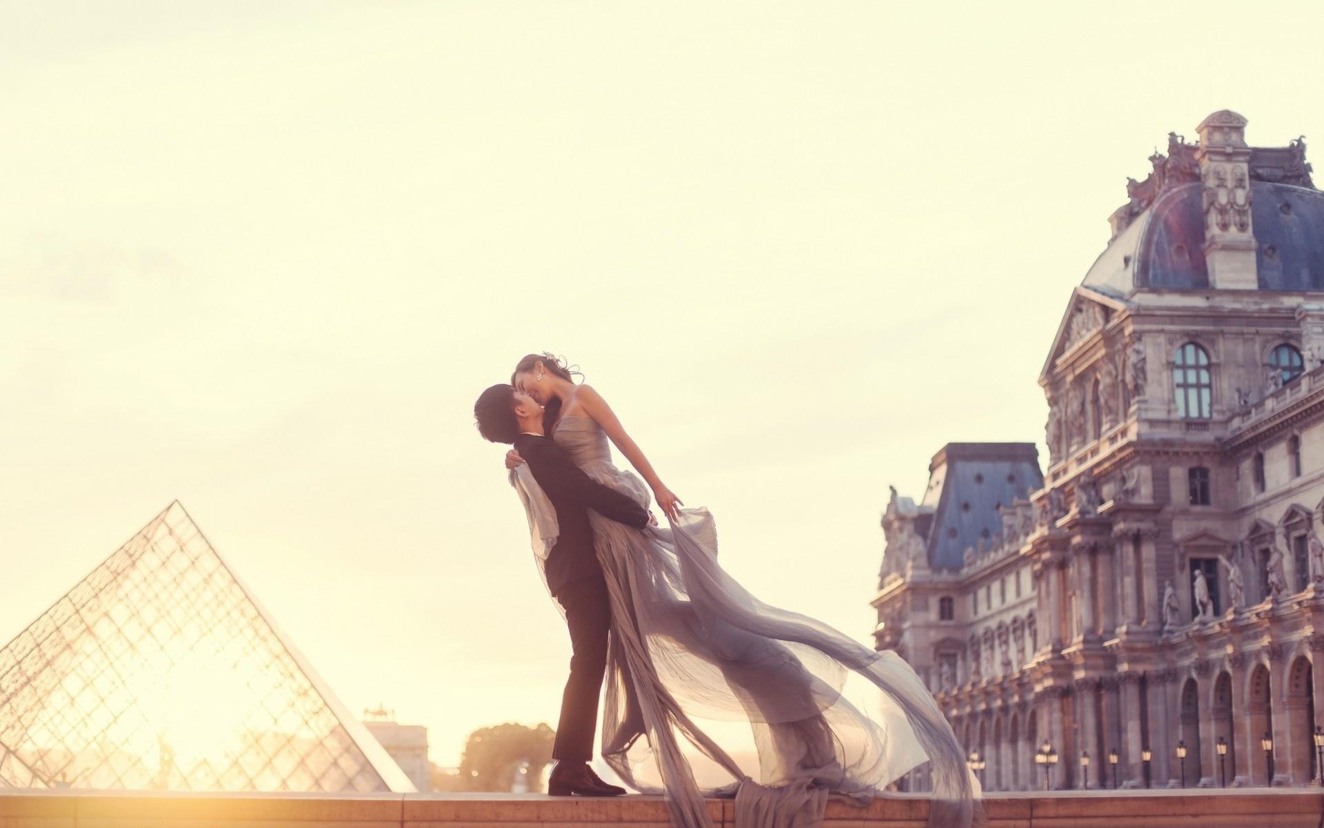 1920x1200 Couple in love in paris wallpaperx1200