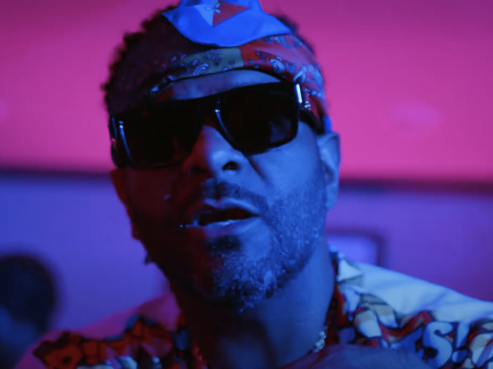 1600x1200 Photo: Jim Jones' Fashion Goals Epic In Construction Vest
