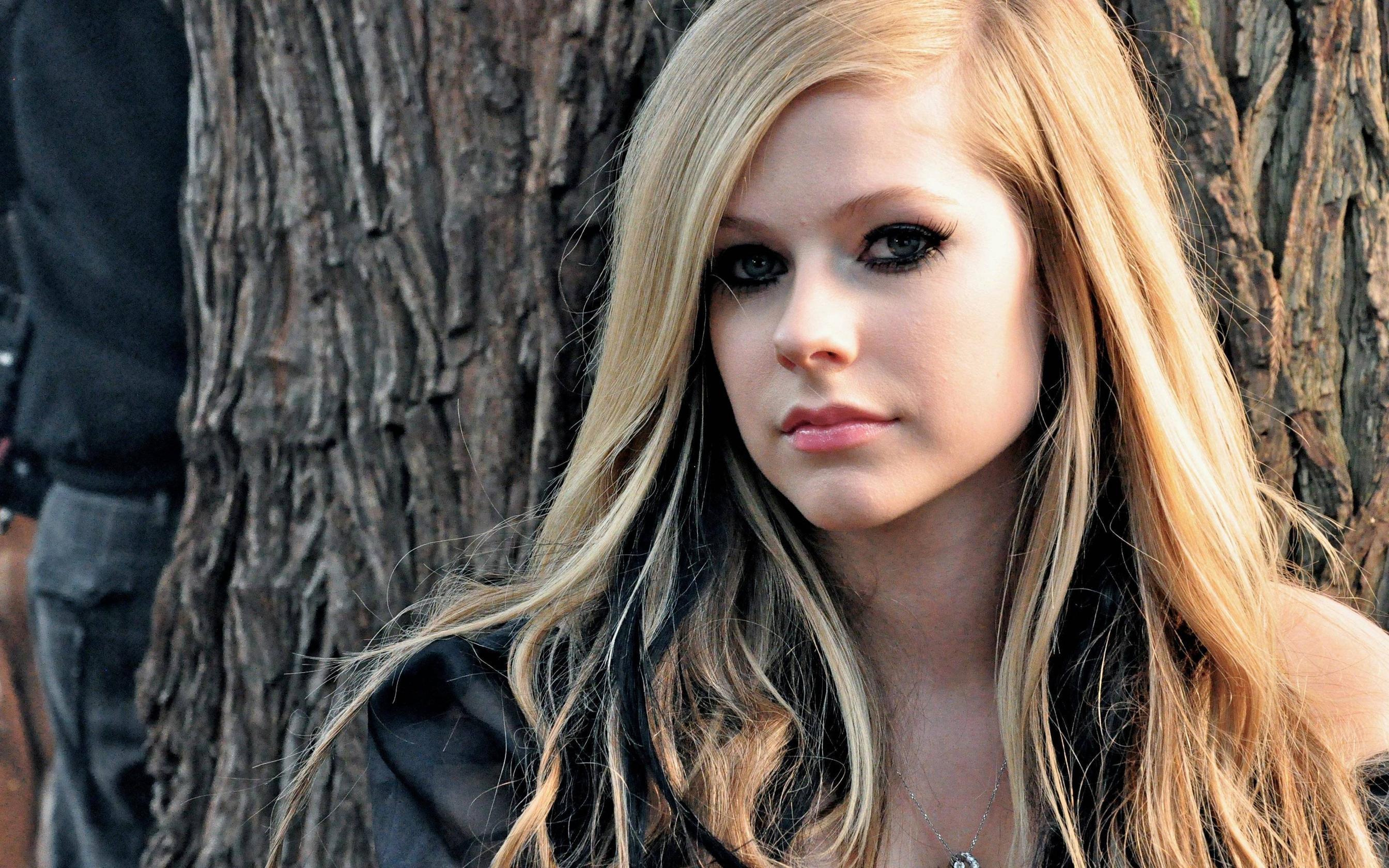 2688x1680 Avril Lavigne Wallpaper