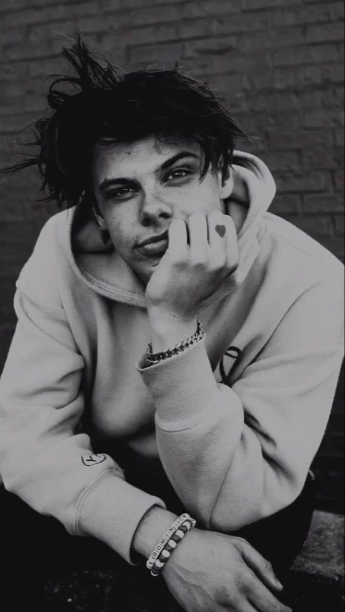 Yungblud Black and White Wallpapers - Top Free Yungblud Black and White ...