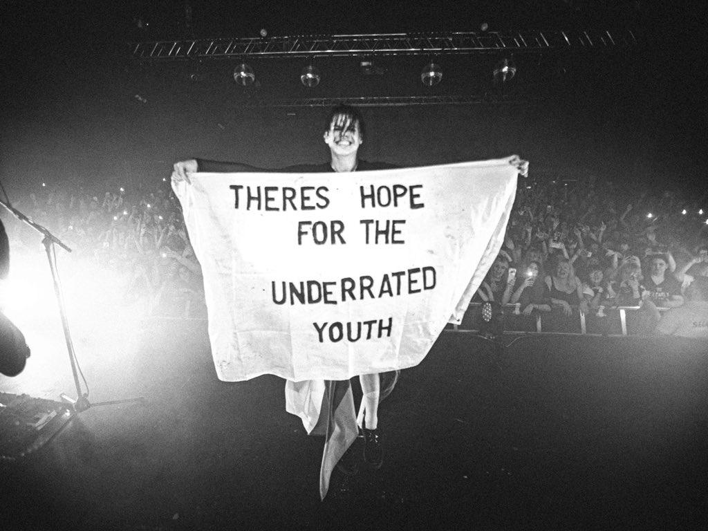 1024x768 YUNGBLUD's a FLEABAG
