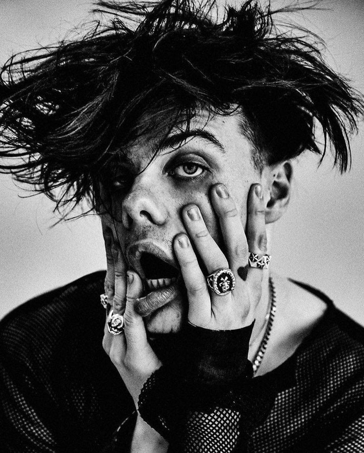 Yungblud Black and White Wallpapers - Top Free Yungblud Black and White ...