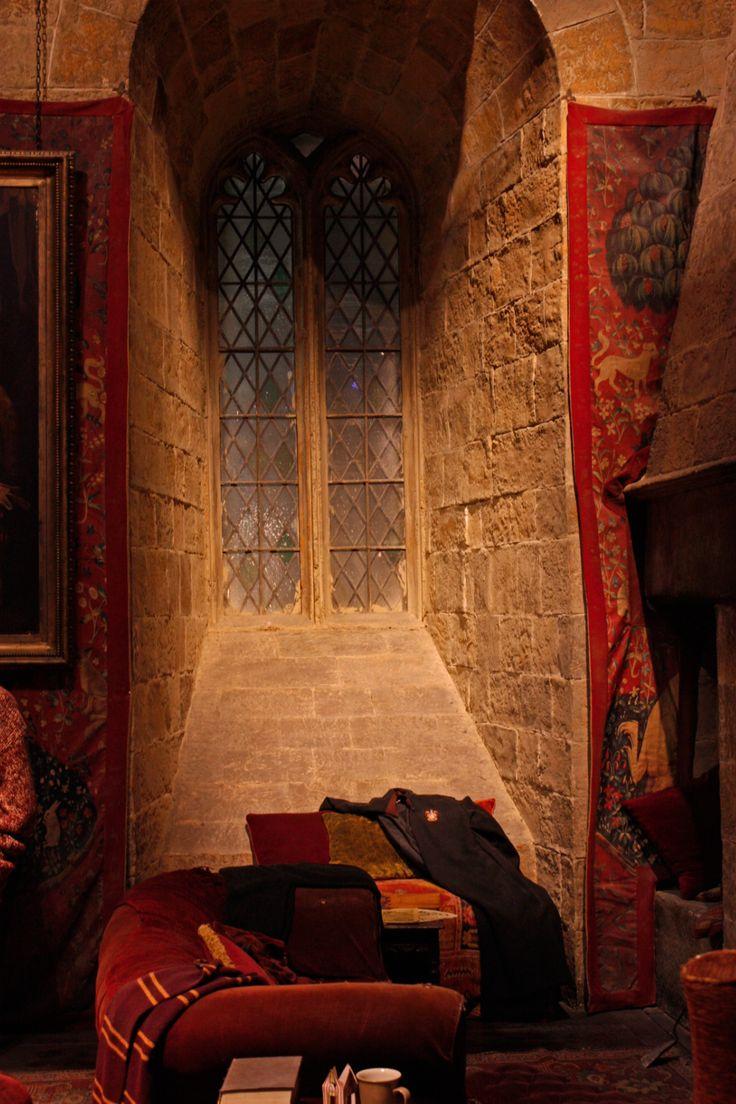 736x1104 Gryffindor common room / Cozy Hogwarts aesthetic. Gryffindor common room, Gryffindor aesthetic, Hogwarts aesthetic