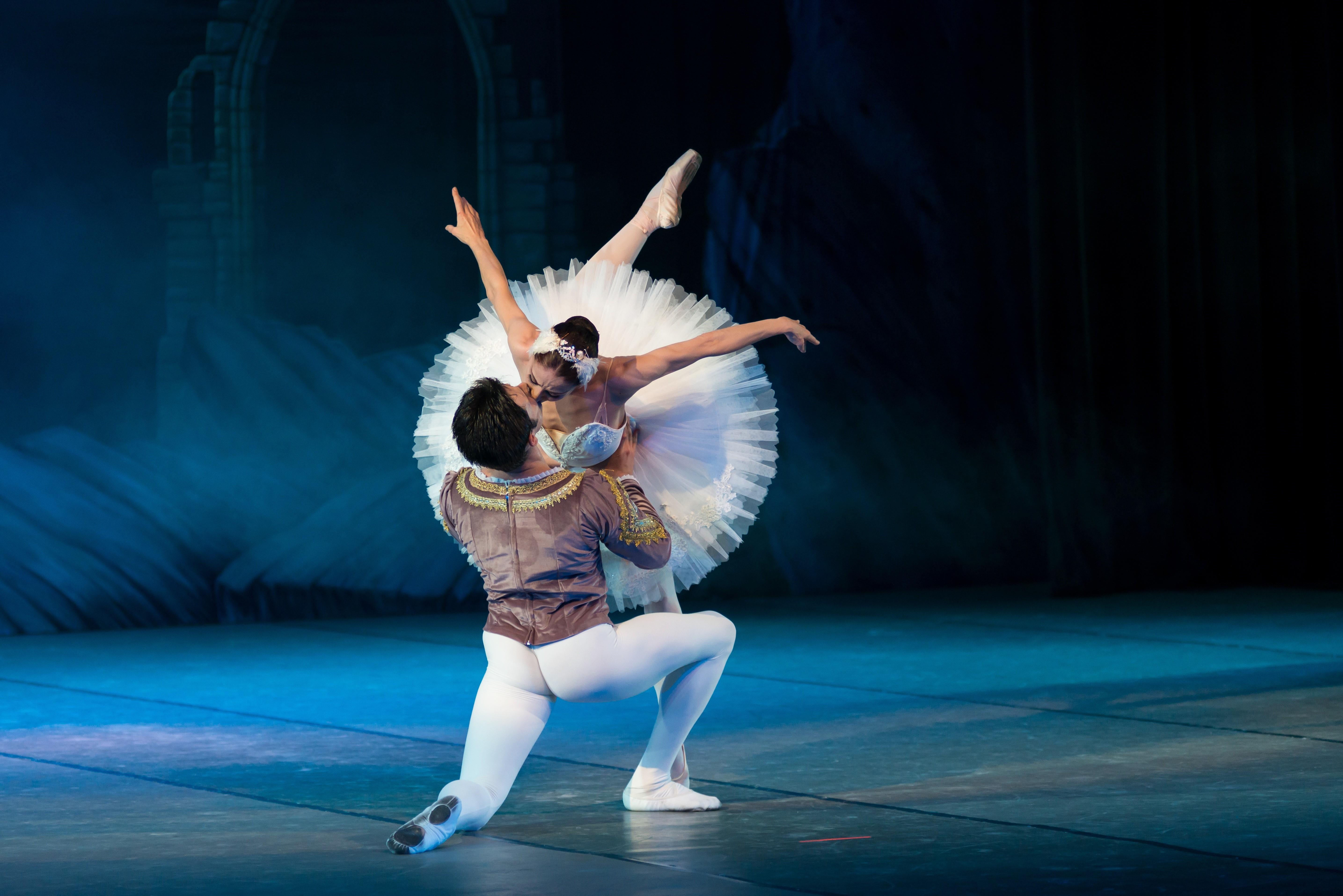 5739x3830 4K, 5K, Swan lake, Men, Ballet, Dance, Two, Kiss HD Wallpaper