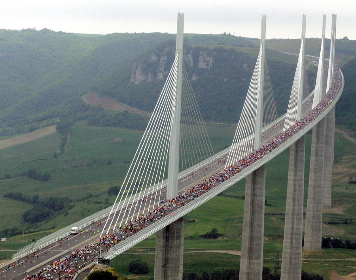 1200x945 Millau Viaduct, France Virlogeux and Norman Foster #bridge. Bridge construction, Scary bridges, Bridge