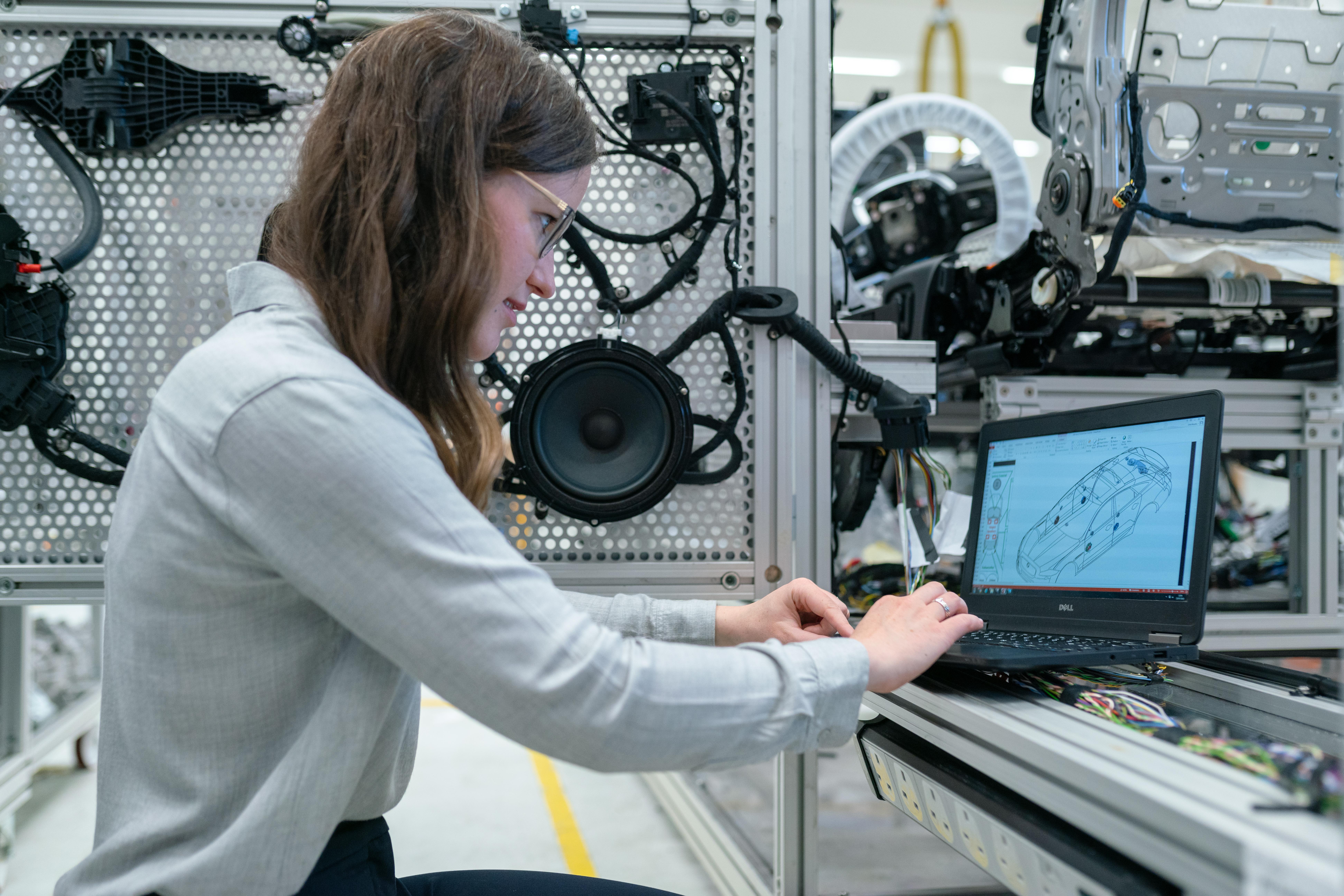 7774x5185 Female Engineer Working in Workshop · Free