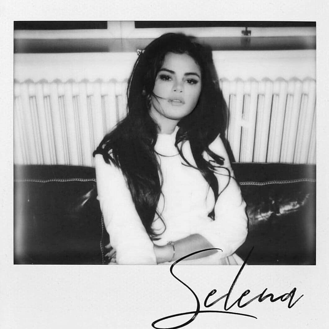 1061x1061 Selena Gomez Aesthetic Phone Wallpaper